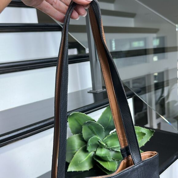 Genuine leather like new reversible black/tan shoulder tote soft luxurious - Picture 7 of 11